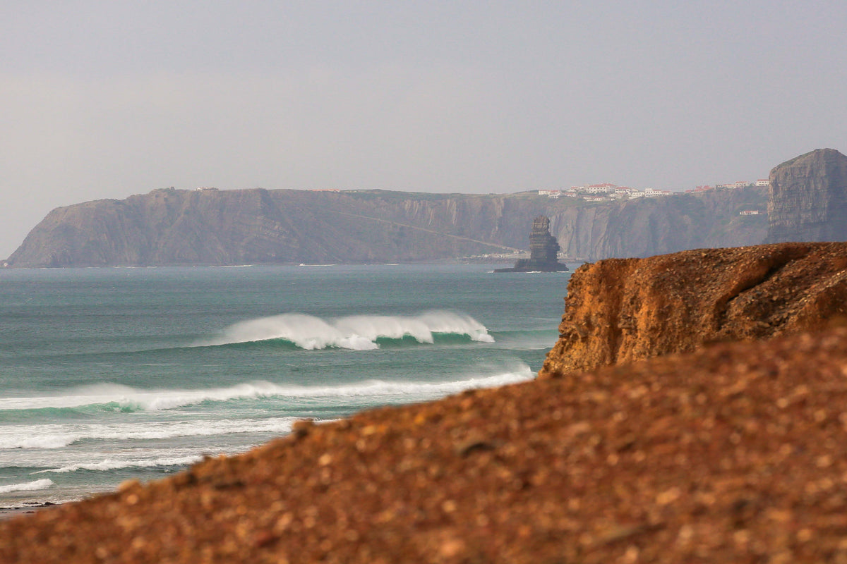 The Ultimate Guide to Surfing in Portugal (2026): Best Seasons, Surf Spots, Water Temperatures & Sun Protection
