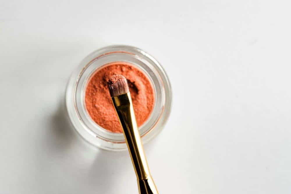 Divieto UE: Cosa Devi Sapere sulla Microplastica nella Tua Cura della Pelle