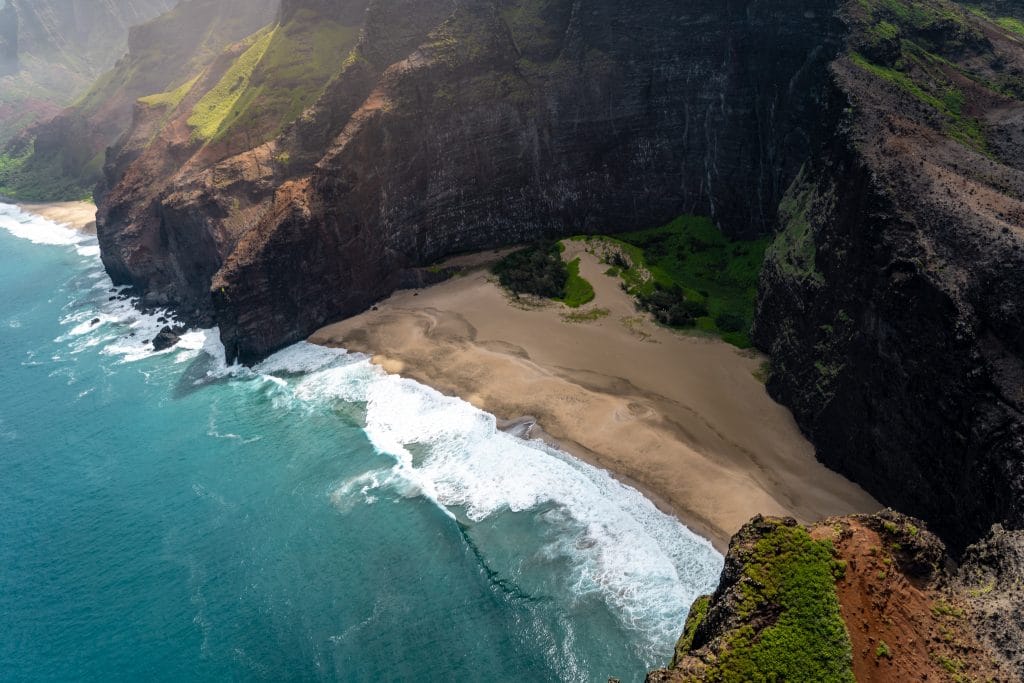 Deserted beach in Hawaii by Pascal Debrunner